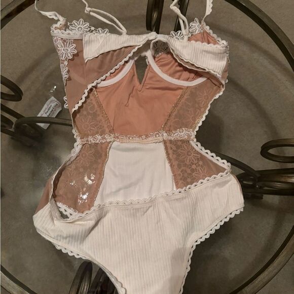 Sky to Moon lace bodysuit - Picture 2 of 4